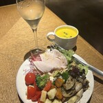 SMOKE DOOR - 朝からスパークリングワイン飲みまくった。サラダもスープも取り放題でお腹がはち切れそうになった。スープはパンプキンスープだった。