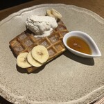 SMOKE DOOR - 一つがしょっぱい系なのでもう一つは甘い系で焼きたてワッフルバーベキューバナナバターにしてみた。