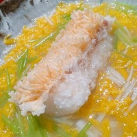 鮨 在 - 白甘鯛の松笠揚げ。干し貝柱のスープに食用菊と糸三つ葉を散らして、色合いも完璧