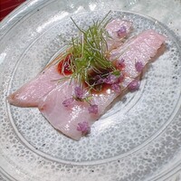 鮨 在 - 羅臼の鰤の砂擦り。船上で〆て三日熟成。生ハムのような食感でした。玉葱醤油が鰤の脂を中和して、これは美味しかった\(//∇//)\