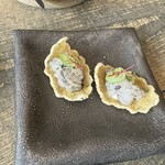 レヴォ - 富山特産の白海老を少し薪火に当て、下には餅米