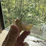 レヴォ - 富山特産の白海老を少し薪火に当て、下には餅米リフトアップ