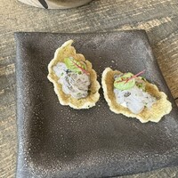 レヴォ - 富山特産の白海老を少し薪火に当て、下には餅米
