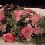 ヤネウラ - 生ハムとトマトのシーザーサラダ