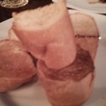 ヤネウラ - 赤ワイン煮込みに添えられたバケットのトースト