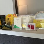 レヴォ - 賞の盾の数々