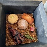 レヴォ - ミニャルディーズは「紅茶のタルト」、「エゴマを使ったフィナンシェ」、「桑のお茶のシューアイス」、「富山県産黒イチヂクのタルト」、「フランボワーズとミルクの生キャラメル」