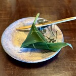 韻松亭 - よもぎ麩饅頭