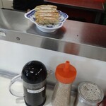 長浜ラーメン 一心亭 - カウンターは忙しい