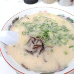 長浜ラーメン 一心亭 - ラーメン到着、絵に描いたようなとんこつラーメンの姿