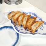 長浜ラーメン 一心亭 - 餃子到着、ラーメンとほぼ同着