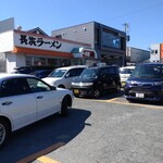 長浜ラーメン 一心亭 本店 - 満車！何やら行列が