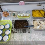 長浜ラーメン 一心亭 - からし高菜に漬物二種、卵にニンニクご自由にどうぞって