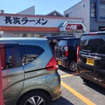長浜ラーメン 一心亭 - 十二時前、又満車に。行列必至か