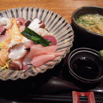 限定1日10食！！海鮮ちらし(850円)…温うどん付き