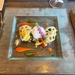 エリタージュ - 2品目は、カツオのカルパッチョです。綺麗！