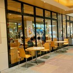 フレスタベーカリー - フレスタベーカリー 横川店 お店外にもテーブルあり！ (2024.10.12)