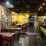 Centro - 2階の店内は黒塗り天井、石タイル調壁紙&イメージ壁画&鏡が貼られた白壁、黒塗り床、異国情緒のある雰囲気、BGMは洋楽
2階のお席はカウンター8席、テーブル5席×2卓、テーブル4席×6卓の合計42席