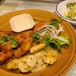 Centro - チキンミラネーゼランチ(税込1,190円)
①チキンミラネーゼ《チキンカツ》、ジャーマンポテト&萵苣&玉葱&蕃茄
②ミニサラダ(千入り甘藍&針人参&萵苣)