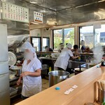 かまだ屋 - 手馴れた婆ちゃん達、忙しくても泰然と仕事をこなす