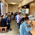 かまだ屋 - 今日も大忙し！左は店内待ち席