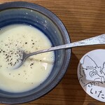 野菜居酒屋 いたぎ家 - 今日の付き出しはじゃがいものポタージュ