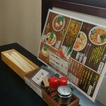 金丸本店 - テーブル席上の調味料他達