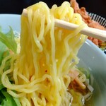 金丸本店 - 麺は中細ややちぢれ