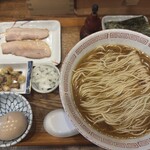 炭火焼濃厚中華そば 大覇道 - イカ。スープを一口吸っただけで、イカに溺れる。
