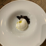 オステリア セルヴァジーナ - 自家製ブッラータチーズとクロカワ茸のガルム焼き