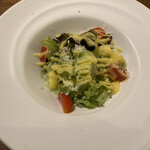 Steak & Lounge JB - 手作りマヨネーズのかかったサラダ