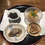 蕎麦小路 さわらび - 前菜小鉢4皿：ホンビノス貝、砂肝、鰤、海苔