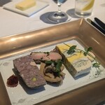 シェ・イノ - 鴨肉とフォアグラのテリーヌ(左)鴨胸肉と鴨のフォアグラの燻製(中央奥)穴子と帆立のテリーヌ(右)大盤振る舞いなサイズ感。