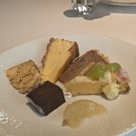 シェ・イノ - デザートワゴン。(右手前から時計回りに)グレープフルーツのコンポート、ガトーショコラ、パリブレスト、スフレチーズケーキ、チョコレートと洋梨のムース、秋のフルーツのタルト。