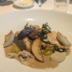 シェ・イノ - マナガツオ。ソースはヴァンブランソースをベースに、ヴェルモットとセップ茸、生ハムを加えたもの。マナガツオとセップ、それぞれの味わいは勿論存分に楽しめますが、両者が溶け込んだ際の一体感たるや。