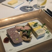 シェ・イノ - 鴨肉とフォアグラのテリーヌ(左)鴨胸肉と鴨のフォアグラの燻製(中央奥)穴子と帆立のテリーヌ(右)大盤振る舞いなサイズ感。