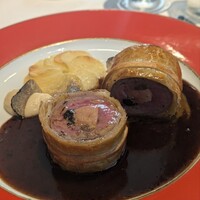 シェ・イノ - マリア・カラス。2回目ですが、微塵も薄れることのない感動。
                    特出すべきは、やっぱりソース。クラシックならではの味わい深さ・重厚感がありつつ、全くしつこくない。ソースの海が、途中で足りなくなってしまう。