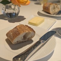 シェ・イノ - バゲットとバター。パンもバターも、無くなると気前良くおかわりをお持ちくださります。