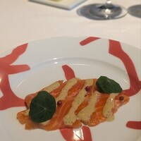 シェ・イノ - ふくいサーモンのマリネ。もっちりとした口当たりと旨味の乗った上質な脂。合わせるのは、マヨネーズベースにエストラゴンを合わせたソース。