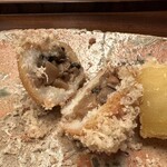 木山 - たっぷりの松茸　栗の形をしていて中身は松茸、パウダーは削った栗と視覚情報とのギャップが楽しいです⭐︎