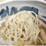 26713261 - やや低加水でポキポキしたコシのある麺。これも美味い。