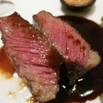 レストラン ラッセ - 26年4月　静岡さの萬ドライエイジングビーフサーロイン　ブランデーソース　断面アップ