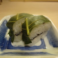 割烹　梅津 - おとうし②　サヨリ・朧昆布・海苔を具にして櫻の葉で包んだお寿司　これもお通しのレベルと越えてます