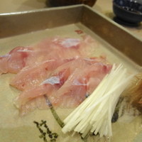 割烹　梅津 - グジを薄くきって、ネギと茗荷でいただきます　個人的にはネギ無しのほうがよいです