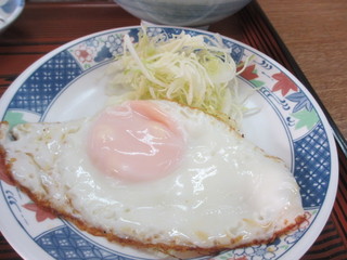 めん勝 - 卵は生か目玉焼きが選べたので私はこの日は目玉焼きにしてもらいました。
