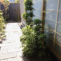 鉄板・懐石 くら馬 - 入り口からの中通路でーす