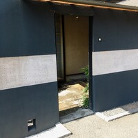 鉄板・懐石 くら馬 - 入り口でーす