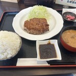 ローストポークわん - 定食を注文すると、ご飯のおかわりは自由でしたが、大盛りで注文しました。アツアツの豚汁も付き、かなりの食べ応えでした。