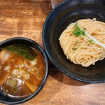 まる文 - つけ麺 並/900
麺半分