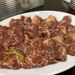 ホルモン牛若 - 手間がカルビで奥がハラミ